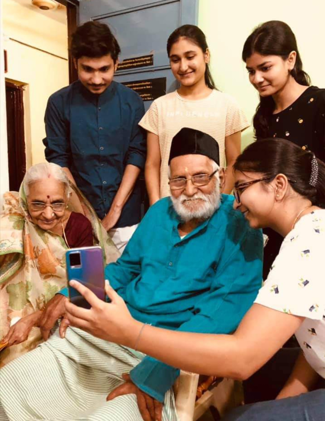 83 years old Mr. Mrityunjay Sharma, Trimbak Sharma, resident of Bhilai, Chhattisgarh, celebrated birthday and Father's Day on film theme,khabargali