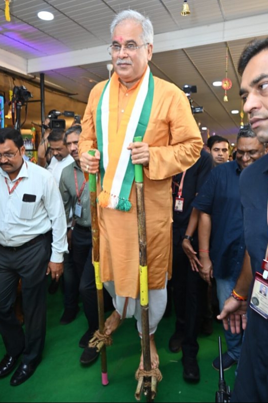 Hareli in the Chief Minister's residence, Chief Minister Baghel congratulated Hareli by riding on a Chhattisgarhian style swing and cart, running a lattu on his hand, traditional tools, instruments, animals and shepherd's clothes, exhibition of jewellery, khabargali