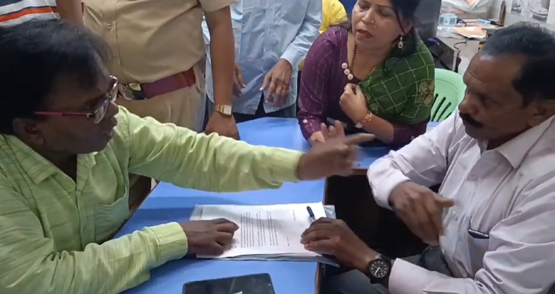 Election in Housing Board Colony in Sejbahar, residents create ruckus over voting Raipur Chhattisgarh News,khabargali