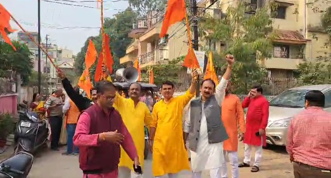 A grand procession of the Akshat Kalash worshiped in Gayatri Nagar was taken out, from Shri Siddhivinayak Shiv Sai Hanuman Temple of Gayatri Nagar to New Gayatri Nagar, Pink City, Cell Tax Colony, Bhavana Nagar, Shri Ram Temple Ayodhya, Raipur, Chhattisgarh, Khabargali.