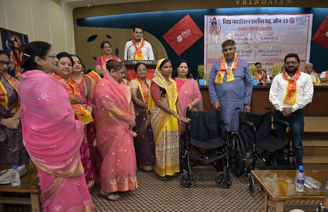 Oath taking ceremony of Vipra Foundation completed, many district presidents including state executive took oath, state president Kachru Prasad Sharma, president of women cell Deepali Sharma, zonal organization general secretary Pradyumna Saraswat, general secretary Rajababu Saraswat, state convener Mulkraj Sharma, Raipur district president Abhishek Sharma, Raipur, Chhattisgarh, Khabargali