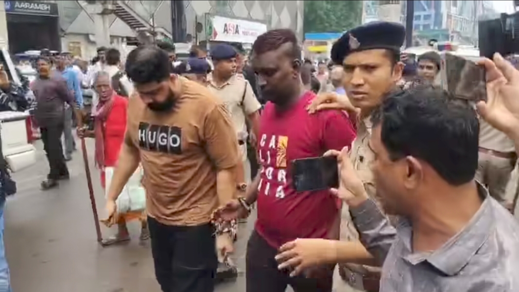 Hooliganism by bouncers in Mekahara Hospital: 4 accused who pointed guns at journalists jailed till June 6, main accused Wasim Akram, police took out a procession of the accused, investigation on unlicensed guns too, Raipur, Chhattisgarh, Khabargali