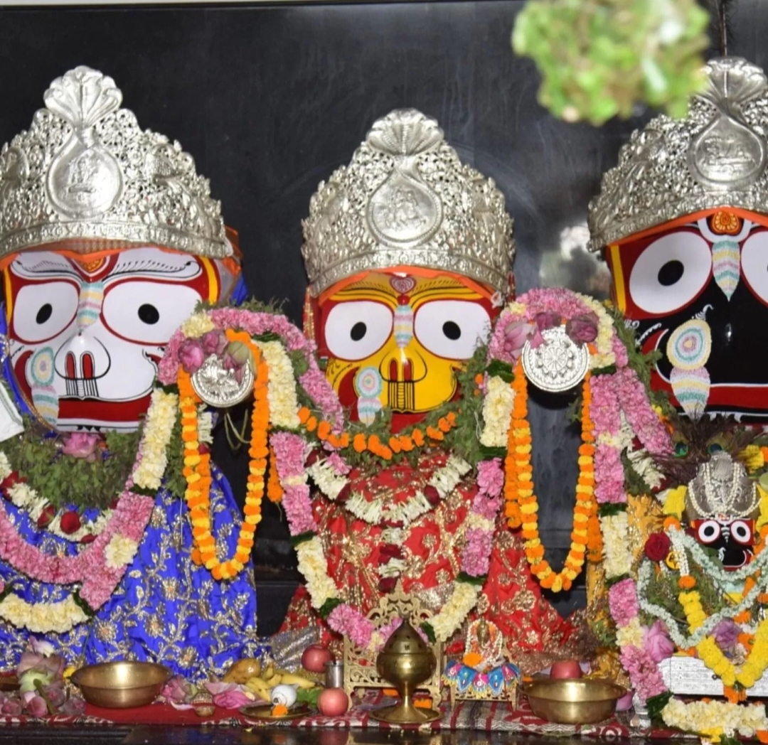 Governor and Chief Minister attended the Rath Yatra festival... After performing the ritual of Chharaphara, they sought blessings for the people of the state, a huge crowd of devotees gathered at the Jagannath temple located in Gayatri Nagar Raipur, Chhattisgarh, Khabargali
