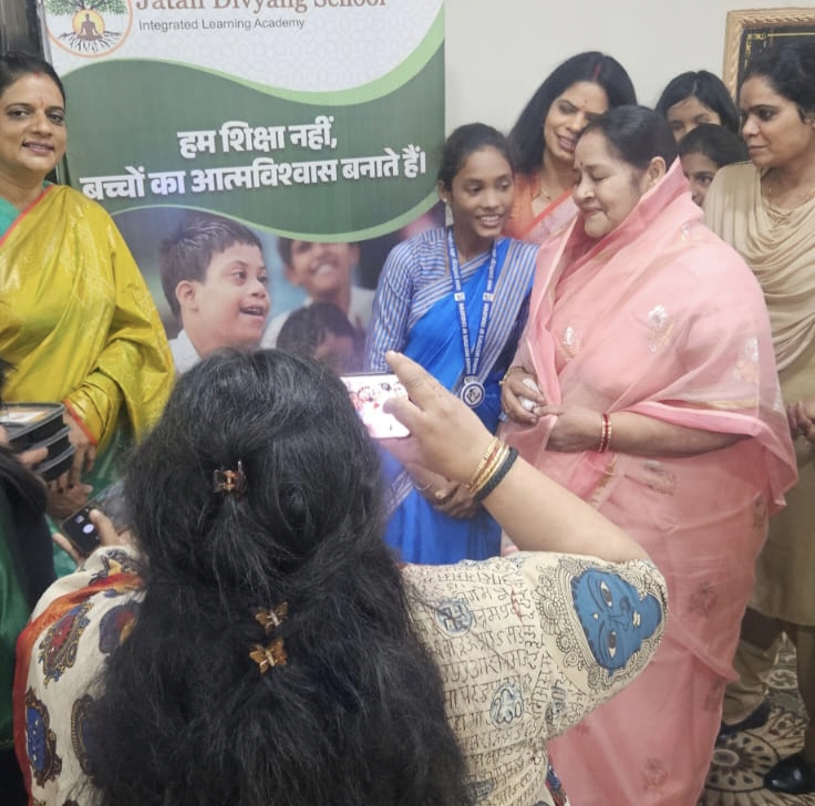 Se inauguró la Escuela Jatan Divyang en la aldea de Doma, un nuevo referente en educación y servicio. La Sra. Veena Singh, esposa del presidente de la Asamblea de Chhattisgarh y exministro principal, Dr. Raman Singh, visitó la escuela. Directora: Dra. Preeti Upadhyay, Raipur, Chhattisgarh, Khabargali.