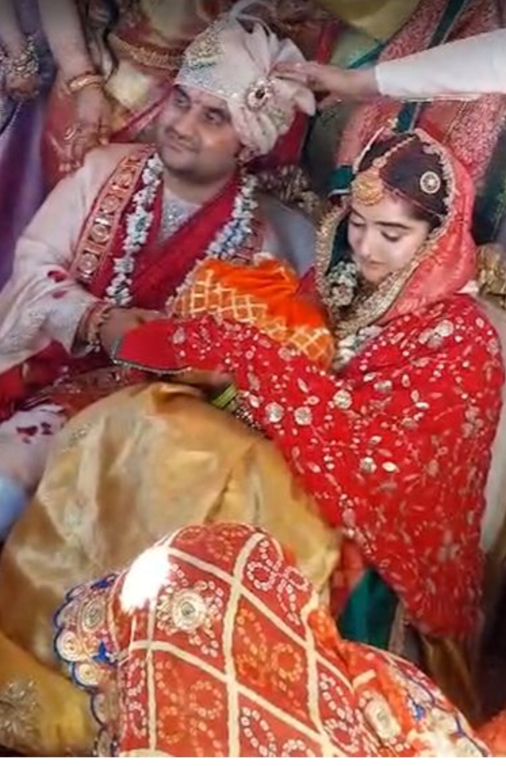 Jai Jai Indresh Upadhyay tied the knot of marriage, took seven rounds with Shipra Sharma of Haryana, Jaipur, Vrindavan, Brij, Krishna, Radhe, Govardhan, Gopi, Ashtanidhi, Mother Cow, Mother Yashoda, Mother Devaki, Nand Baba, Vasudev Ji, Vrishbhanu Ji, Mother Kirti, Eight Friends, Eight Friends, Govardhan, Yamuna Ji, Mathura, Khabargali