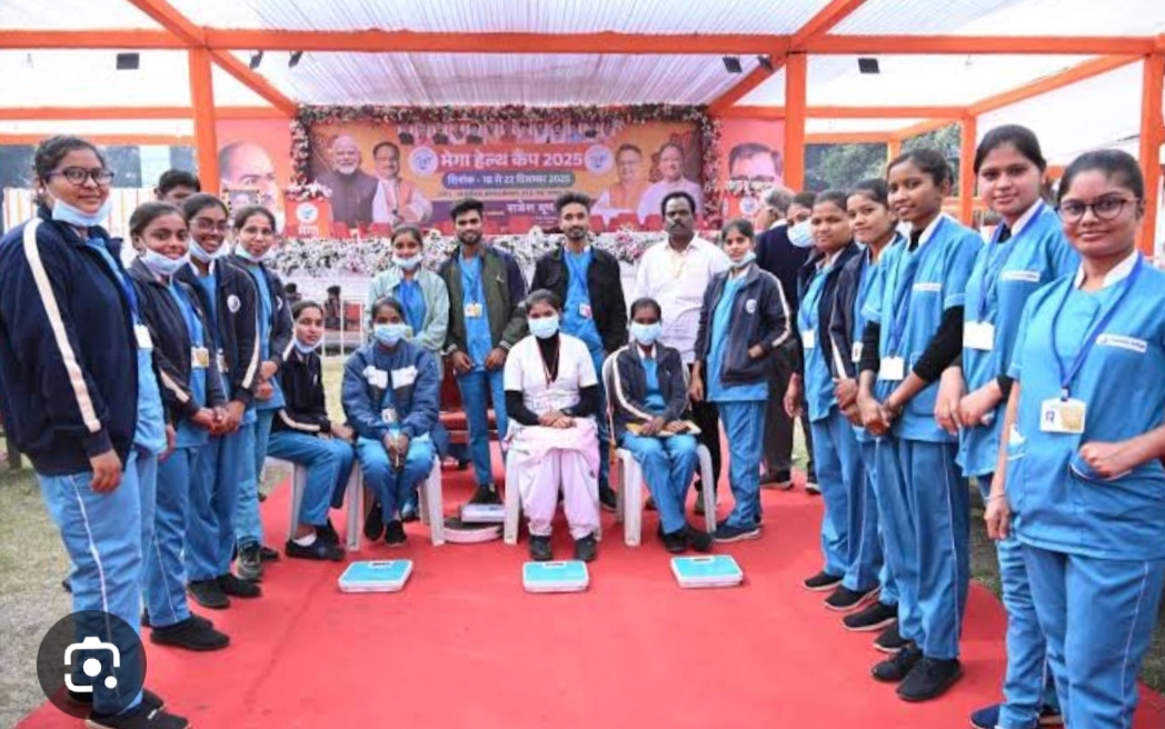 A massive service camp was organized in Raipur, witnessing a huge turnout at the mega health camp organized by Raipur West MLA and former minister Rajesh Munat.  18,000 patients received free treatment.  Food and fruits were also provided free of charge. People from neighboring states also attended.  "Swarna Prashan",an Ayurvedic immunity-boosting treatment for children will be administered to children tomorrow. Raipur, Chhattisgarh, Khabargali