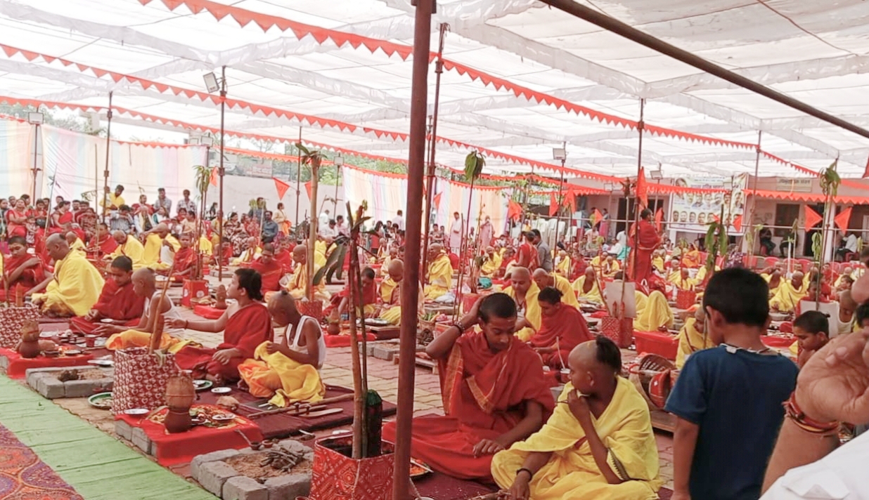 Sarayuparin Brahmin Sabha preserved the tradition, mass Upanayana ceremony of 59 boys completed, pillars of social service and journalism honored; services of super specialist doctors highlighted, Dandi Swami Dr. Indubhavanand, former minister Satyanarayan Sharma, State President of Sarayuparin Brahmin Sabha Dr. Suresh Shukla, Raipur, Chhattisgarh, Khabargali