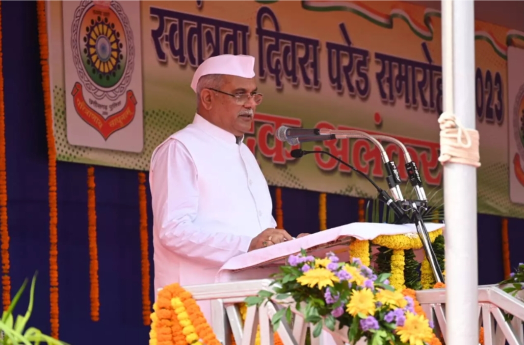 Chief Minister Bhupesh Baghel hoisted the tricolor at the Police Parade Ground, gave 15 important gifts to the people of Chhattisgarh,khabargali