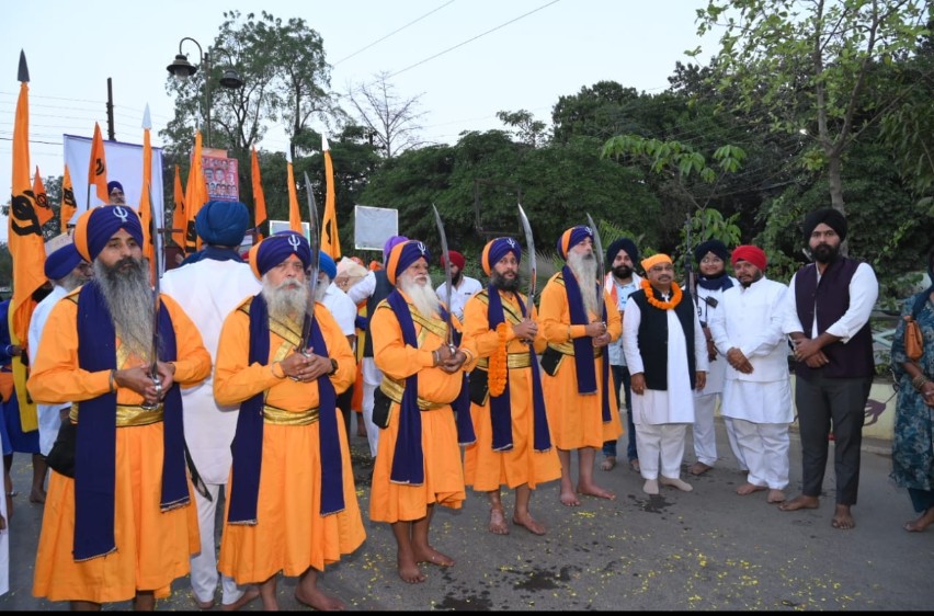 MLA Mishra welcomed Panch Pyaro on Canal Road, MLA Purandar Mishra joined the procession on Guru Gobind Singh Jayanti, Raipur, Chhattisgarh, Khabargali