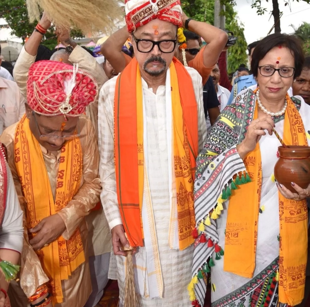 Governor and Chief Minister attended the Rath Yatra festival... After performing the ritual of Chharaphara, they sought blessings for the people of the state, a huge crowd of devotees gathered at the Jagannath temple located in Gayatri Nagar Raipur, Chhattisgarh, Khabargali
