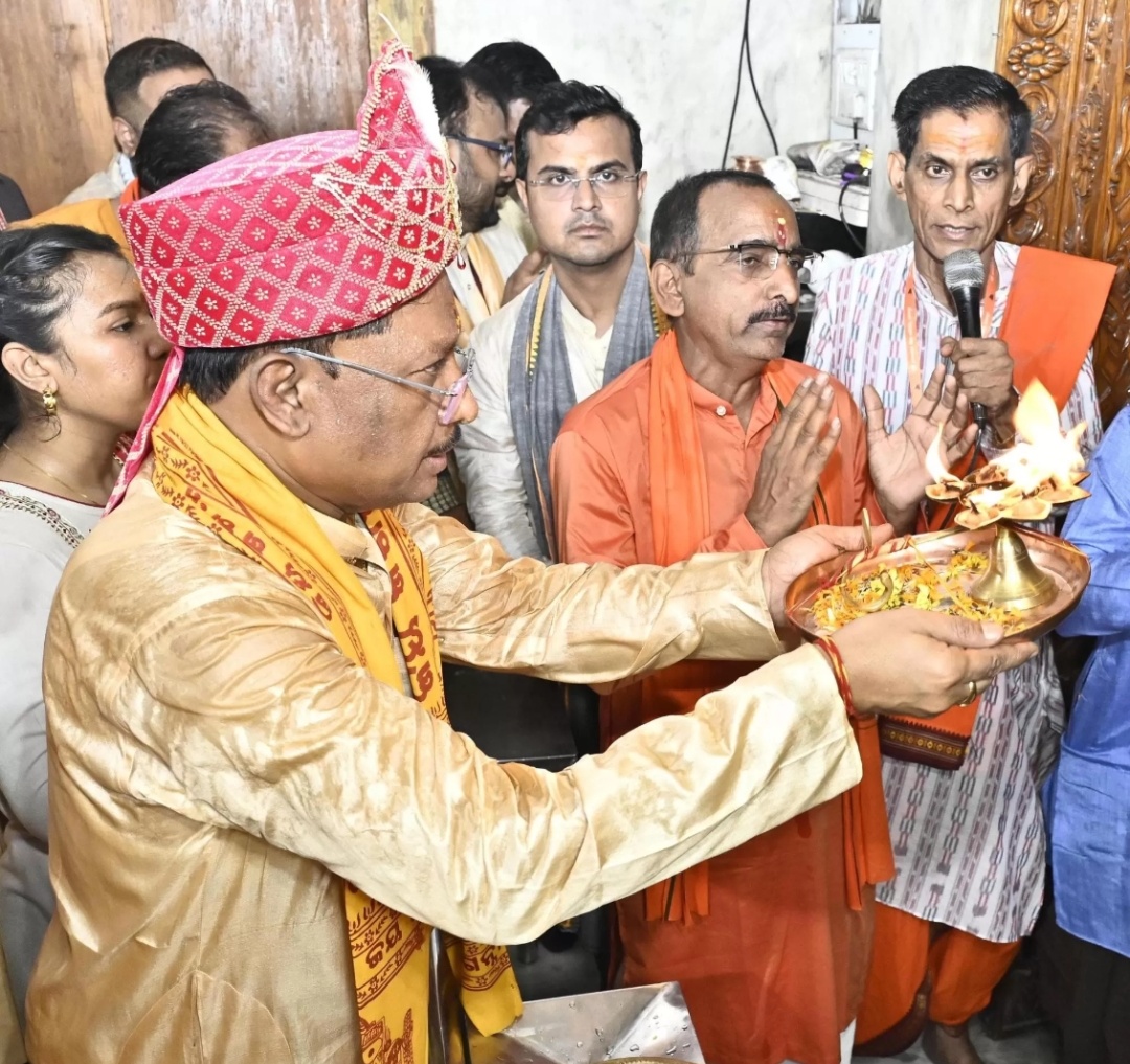 Governor and Chief Minister attended the Rath Yatra festival... After performing the ritual of Chharaphara, they sought blessings for the people of the state, a huge crowd of devotees gathered at the Jagannath temple located in Gayatri Nagar Raipur, Chhattisgarh, Khabargali
