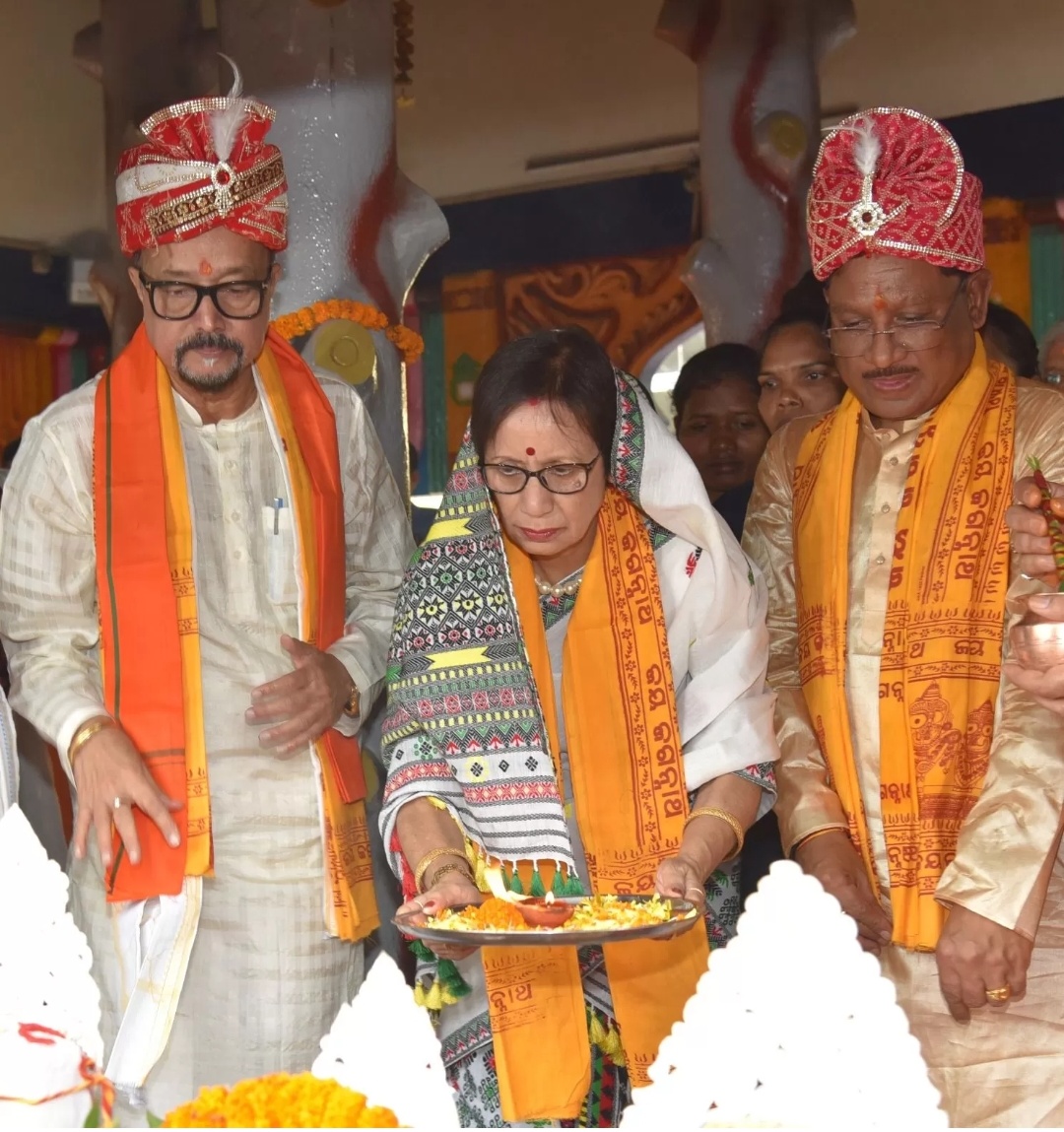 Governor and Chief Minister attended the Rath Yatra festival... After performing the ritual of Chharaphara, they sought blessings for the people of the state, a huge crowd of devotees gathered at the Jagannath temple located in Gayatri Nagar Raipur, Chhattisgarh, Khabargali