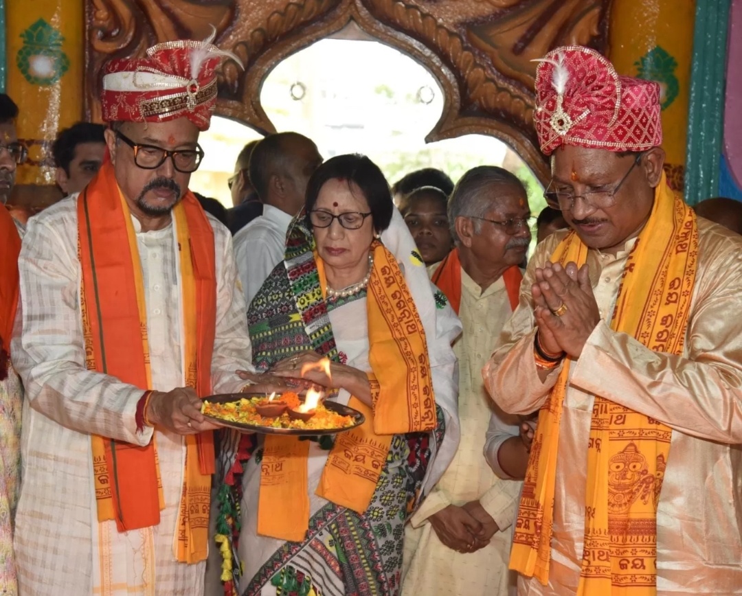 Governor and Chief Minister attended the Rath Yatra festival... After performing the ritual of Chharaphara, they sought blessings for the people of the state, a huge crowd of devotees gathered at the Jagannath temple located in Gayatri Nagar Raipur, Chhattisgarh, Khabargali