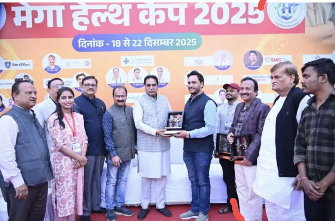 A massive service camp was organized in Raipur, witnessing a huge turnout at the mega health camp organized by Raipur West MLA and former minister Rajesh Munat.  18,000 patients received free treatment.  Food and fruits were also provided free of charge. People from neighboring states also attended.  "Swarna Prashan",an Ayurvedic immunity-boosting treatment for children will be administered to children tomorrow. Raipur, Chhattisgarh, Khabargali