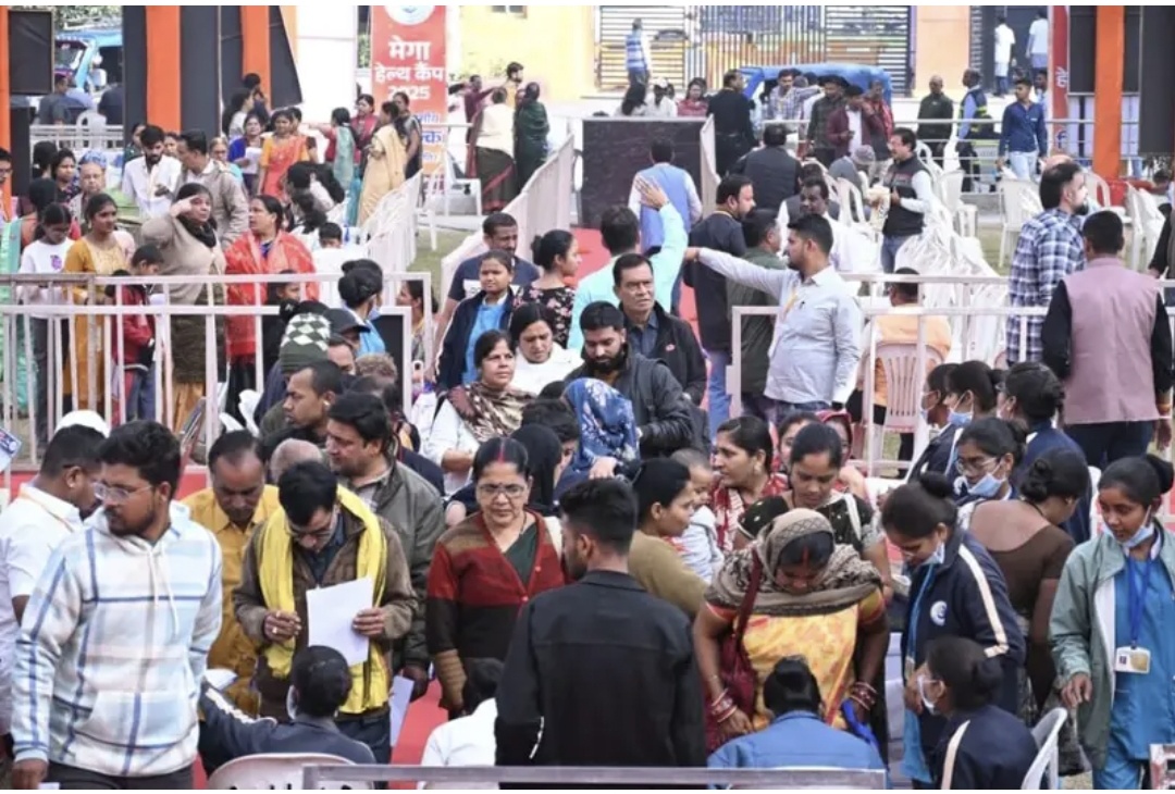 A massive service camp was organized in Raipur, witnessing a huge turnout at the mega health camp organized by Raipur West MLA and former minister Rajesh Munat.  18,000 patients received free treatment.  Food and fruits were also provided free of charge. People from neighboring states also attended.  "Swarna Prashan",an Ayurvedic immunity-boosting treatment for children will be administered to children tomorrow. Raipur, Chhattisgarh, Khabargali