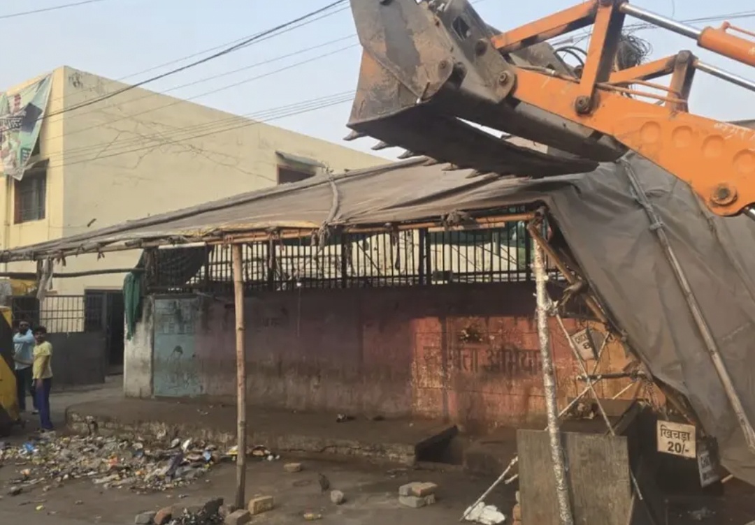 Yellow paw strikes former mayor Ejaz Dhebar's ward, surgical strike on illegal encroachments, corporation clean sweeps to remove encroachments in Baijnath Para, seizes goods, eliminates possibility of re-occupation, Raipur, Chhattisgarh, Khabargali