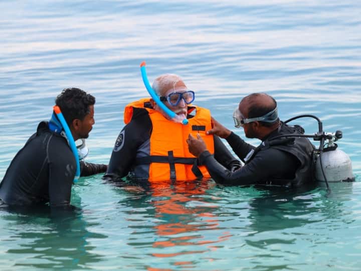 Prime Minister Narendra Modi took a dip in the sea, pictures surfaced, visit to Union Territory Lakshadweep, Khabargali