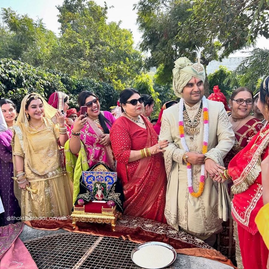 Jai Jai Indresh Upadhyay tied the knot of marriage, took seven rounds with Shipra Sharma of Haryana, Jaipur, Vrindavan, Brij, Krishna, Radhe, Govardhan, Gopi, Ashtanidhi, Mother Cow, Mother Yashoda, Mother Devaki, Nand Baba, Vasudev Ji, Vrishbhanu Ji, Mother Kirti, Eight Friends, Eight Friends, Govardhan, Yamuna Ji, Mathura, Khabargali