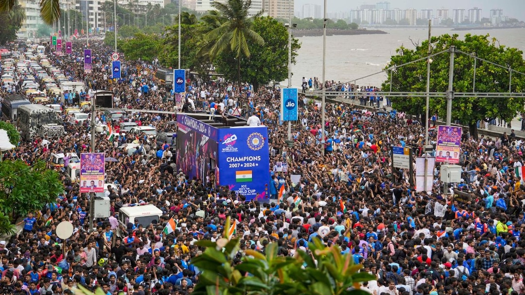 Team India met the Prime Minister and handed over the trophy, a huge crowd gathered at Marine Drive in Mumbai to welcome their champions, Khabargali