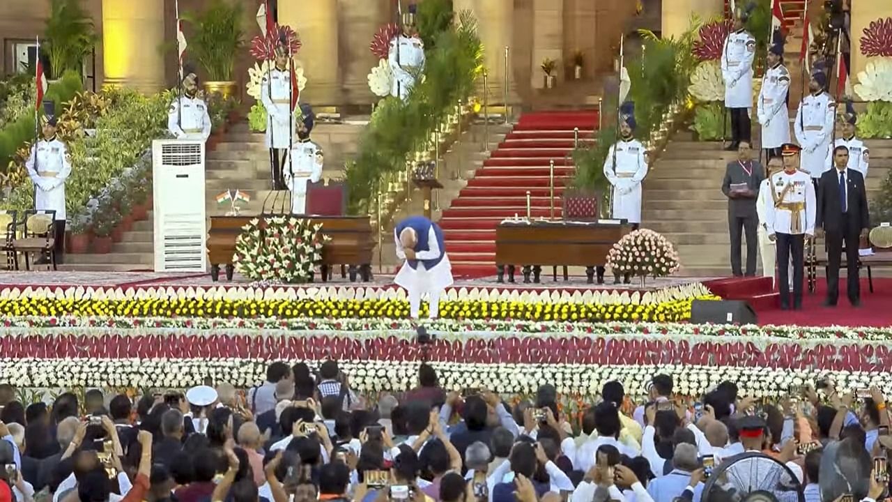 PM Narendra Modi created history today by taking oath as Prime Minister for the third consecutive time, Prime Minister Modi's jumbo team includes 71 ministers, 30 cabinet ministers including the PM, five ministers of state with independent charge and 36 state ministers took oath, India, Khabargali