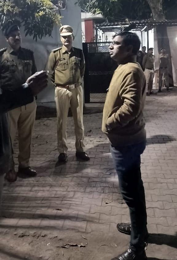 Raipur Breaking News, Constable shot himself at the bungalow of Minister Dayal Das Baghel. In another incident, a constable died by a bullet from his own gun in Sarnath Express, a passenger injured, Chhattisgarh, Khabargali.