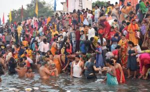 Kartik Punni Fair today, thousands of devotees took holy bath in Kharun river and donated lamps, Mahadevghat, Hatkeshwarnath, Raipur, Chhattisgarh, Khabargali.
