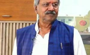 Questions raised on the publication of three books in a year by Kabir Research Chair, BJP MLA Ajay Chandrakar raised the issue of research chairs of universities of the state in the Assembly.  Minister Brijmohan Aggarwal, Khabargali