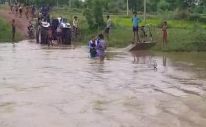 Rivers and drains in spate in Chhattisgarh, heavy rains in Raipur, children risking their lives going to school  cg news raipurnews durg news  khabargali  