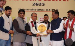 Chief Minister Shri Sai attended Cartoon Festival-2025, presented the Lifetime Achievement Award of Cartoon Watch magazine to renowned cartoonist of Jammu and Kashmir Shri Manoj Chopra, Editor of Cartoon Watch Trayambak Sharma, Raipur, Chhattisgarh, Khabargali