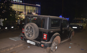 A body was found in a Thar car parked near a car showroom in Raipur, sparking a sensation in the area; suspicion of murder. Chhattisgarh News Raipur news khabargali 