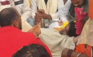 Dhirendra Shastri fainted during the Sanatan Ekta Padyatra, his health deteriorated at the UP-Haryana border. Hindi latest news big news khabargali 