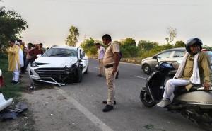 A speeding car hits a motorcycle, killing three friends; people scream at the bloody scene. Hindi latest news big news khabargali 