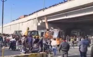 A gravel-laden truck overturned on a car on the Dehradun highway, killing 7 people. Hindi news big News khabargali 