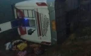 हाईवे पर श्रद्धालुओं से भरी डबल डेकर बस पलटी, 10 लोग हुए घायल खबरगली Double-decker bus carrying pilgrims overturns on highway, 10 injured hindi news latest news khabargali 