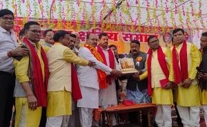 Social worker Tekram Patle honored with the 'Panwar Outstanding Social Gem' award; the annual Panwar community gathering concluded in Gudhiyari; National President Nandlal Chaudhary and National Vice President of Akhil Bharatiya Panwar Kshatriya Mahasabha, Ajay Bhagat, were present; Raipur, Chhattisgarh, Khabargali.