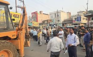 Yellow paw strikes former mayor Ejaz Dhebar's ward, surgical strike on illegal encroachments, corporation clean sweeps to remove encroachments in Baijnath Para, seizes goods, eliminates possibility of re-occupation, Raipur, Chhattisgarh, Khabargali