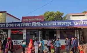  तेज रफ्तार पिकअप ने मॉर्निंग वॉक कर रहे 3 लाेगाें को रौंदा, दो की मौत, एक की हालत गंभीर खबरगली A speeding pickup truck ran over three people on a morning walk, killing two and leaving one in critical condition. jashpur chhattisgarh accident hindi news khabargali 