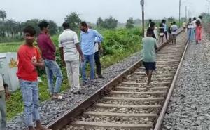 लिंक एक्सप्रेस की चपेट में आने से दो की मौत, रेलवे कर्मी और ठेकाकर्मी की दर्दनाक मौत खबरगली Two people died after being hit by the Link Express, a railway employee and a contract worker died tragically. hindi news big news khabargali 