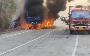  A truck and a trailer collided, leaving the driver trapped in the trailer cabin burned to death.balrampur hindi news latest news khabargali 