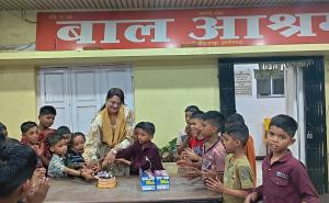 "Blessings from the innocent and support from loved ones: Star Vedic Welfare President Syed Salma celebrated her birthday at a children's home, and journalists congratulated her at the Press Club", Raipur, Chhattisgarh, Khabargali