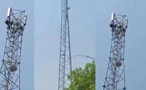  A minor girl climbed a 200-foot tower to get married, leading to hours of high-voltage drama. hindi news bihar news khabargali 