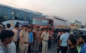  Truck crushes bike riders, tragic death of mother and son, uncle and niece critical hindi news 