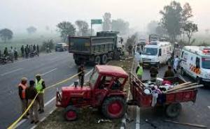  A horrific road accident in Moradabad, a dumper collided with a tractor-trolley, killing four people. hindi news latest news khabargali 