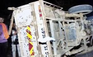  A pickup full of wedding guests met with an accident, killing a young man. big news balrampur chhattisgarhkhabargali 