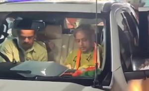 Shashi Tharoor's convoy attacked in Kerala; vehicle surrounded in the middle of the road, gunman also beaten Hindi news big news khabargali 