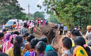 Three workers, including a woman, died after the soil caved in during sewerage pipeline work  big News hindi news latest khabargali