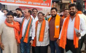 The charm of 'Modi Magic', Raipur BJP Business Cell celebrated victory on the huge victory in Bengal-Assam, distributed 'Jhalmuri' at Jaistambh Chowk, there was a lot of fireworks, State Coordinator Subhash Agarwal, Media Incharge Santosh Baid, Ramesh Singh Thakur, Cabinet Minister rank Sanjay Srivastava, Khabargali