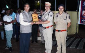 The tension of the khaki was removed by the tunes and laughter: The tune of harmonica echoed in Raipur Police Line, Police Commissioner Dr. Sanjeev Shukla, Founder and President of Chhattisgarh Harmonica Club Shri Rajiv Srivastava, former IPS, Chief Advisor Shailesh Mogre, Dilip Sharma, Nawaz Khan, Secretary Tarkeshwar Verma Raipur, Chhattisgarh, Khabargali
