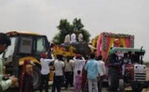 The groom arrived with 51 tractor-trolleys, and the bride's side welcomed him with a JCB. The unique wedding is being widely discussed. hindi news Rajathan news khabargali 