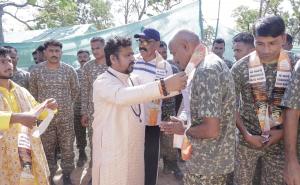 Dr. Prema Sai Maharaj reached the most inaccessible forests of the country and honored the brave soldiers. Hindi news latest news khabargali 